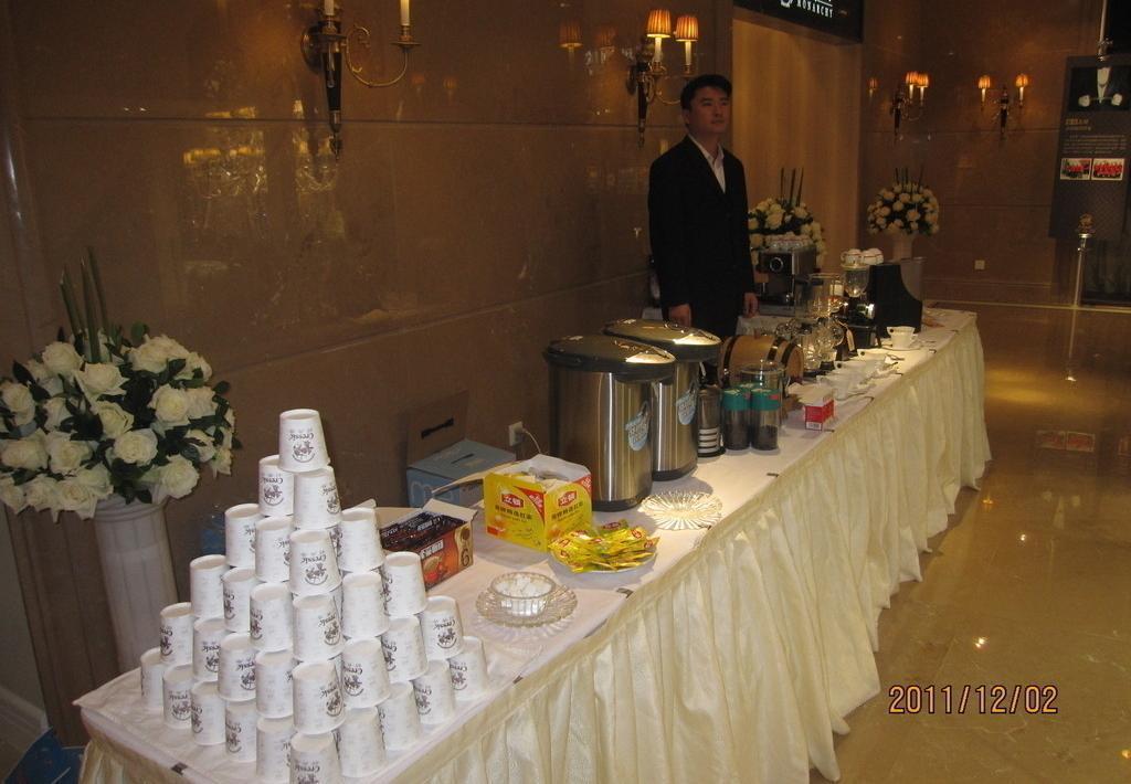 西點(diǎn)自助布臺(tái)設(shè)計(jì)與住宿體驗(yàn)融合 圖片中的藝術(shù)與商業(yè)智慧