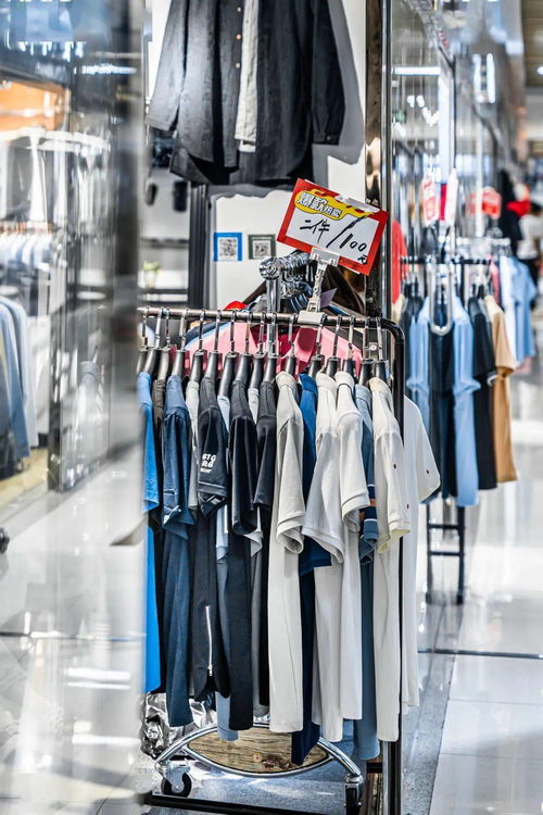 50元入手巴黎時(shí)裝周同款 我在深圳的服裝批發(fā)尋寶記